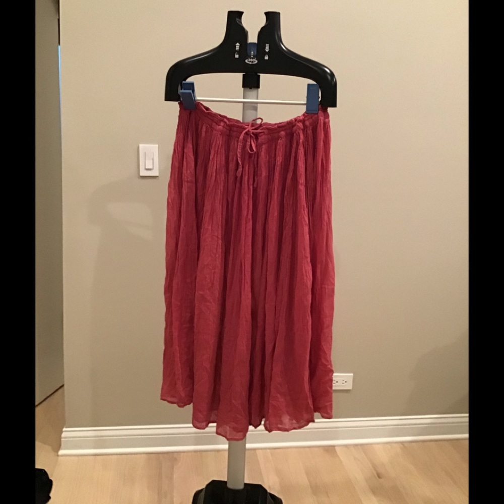 Skirt with adjustable waist. One size